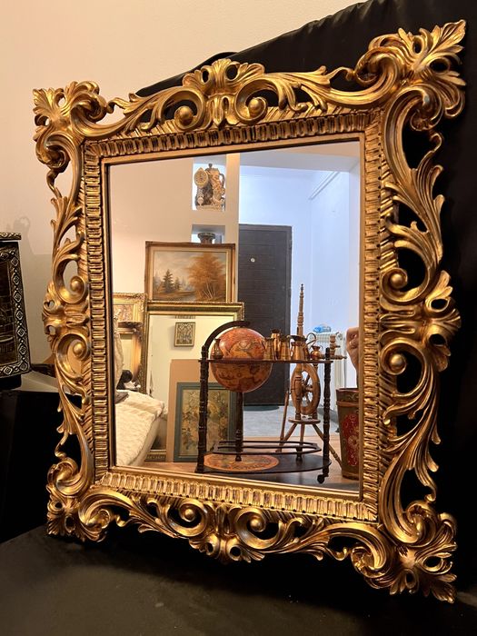 Oglinda vintage decorată cu rama in stil baroc,