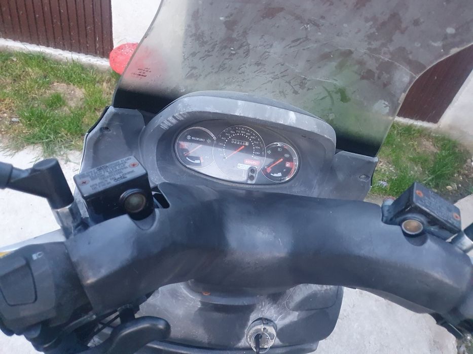 Vand sau schimb scuter suzuki burgman