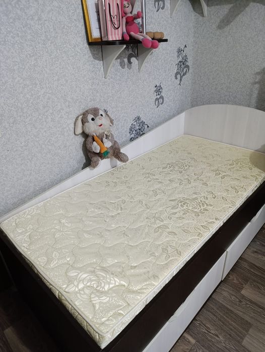 Детская кровать,с выдвижными ящиками