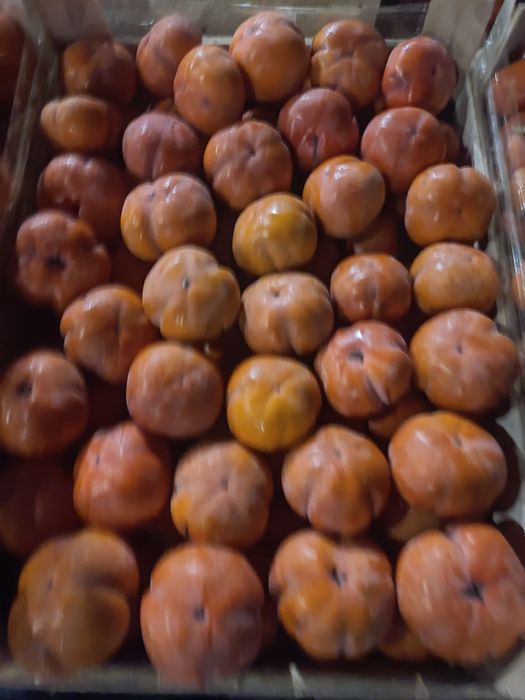 Xurmo sotiladi xar xil sortidan bor