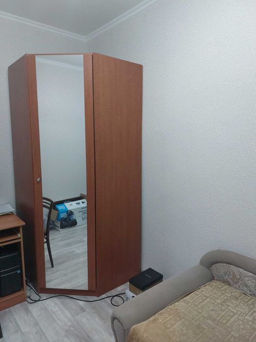 Шкаф угловой с зеркалом  б/у