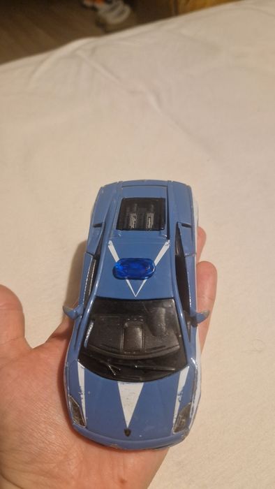 Метални коли със следи от употреба