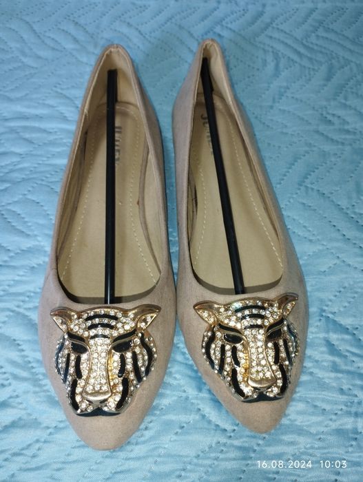 Женские туфли на плоской подошве.