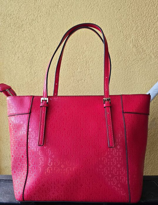 Guess оригинална дамска чанта в малиново червен цвят