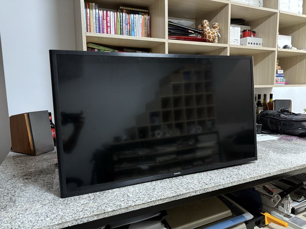 Televizor Samsung Led UE40J5200AW + suport perete
