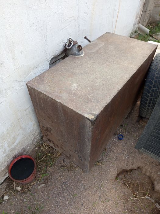 Ёмкость, литраж точно не знаю. Метал толстый , не ржавейка .