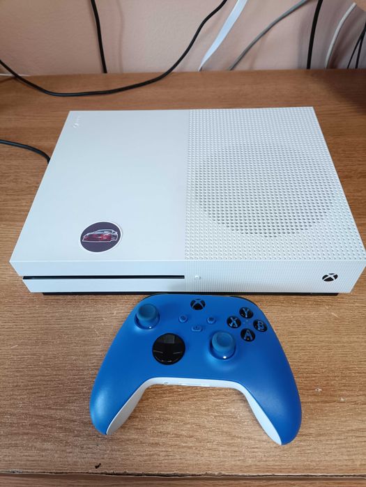 XBOX ONE S 1 TB cu o manetă