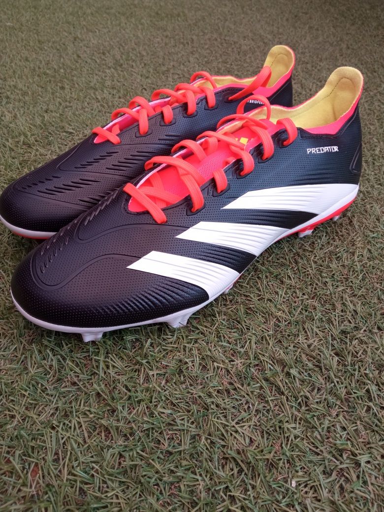 Adidas Predator MG.