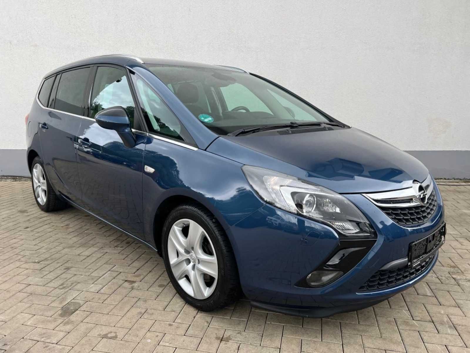 Продавам предна броня за Opel Zafira 2016 година.