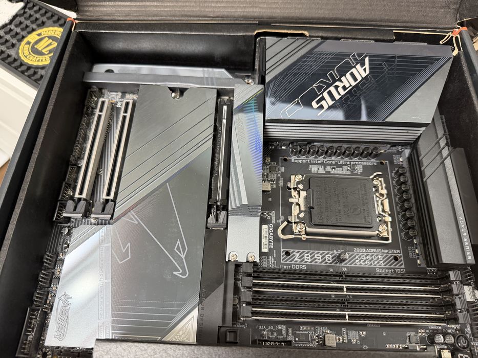Vand placa de baza z890 Aorus Master in garantie pana in 2027