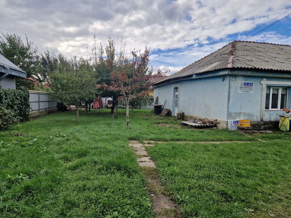 Clădire și teren