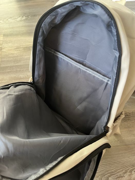 Бяла раница подходяща за училище и не само