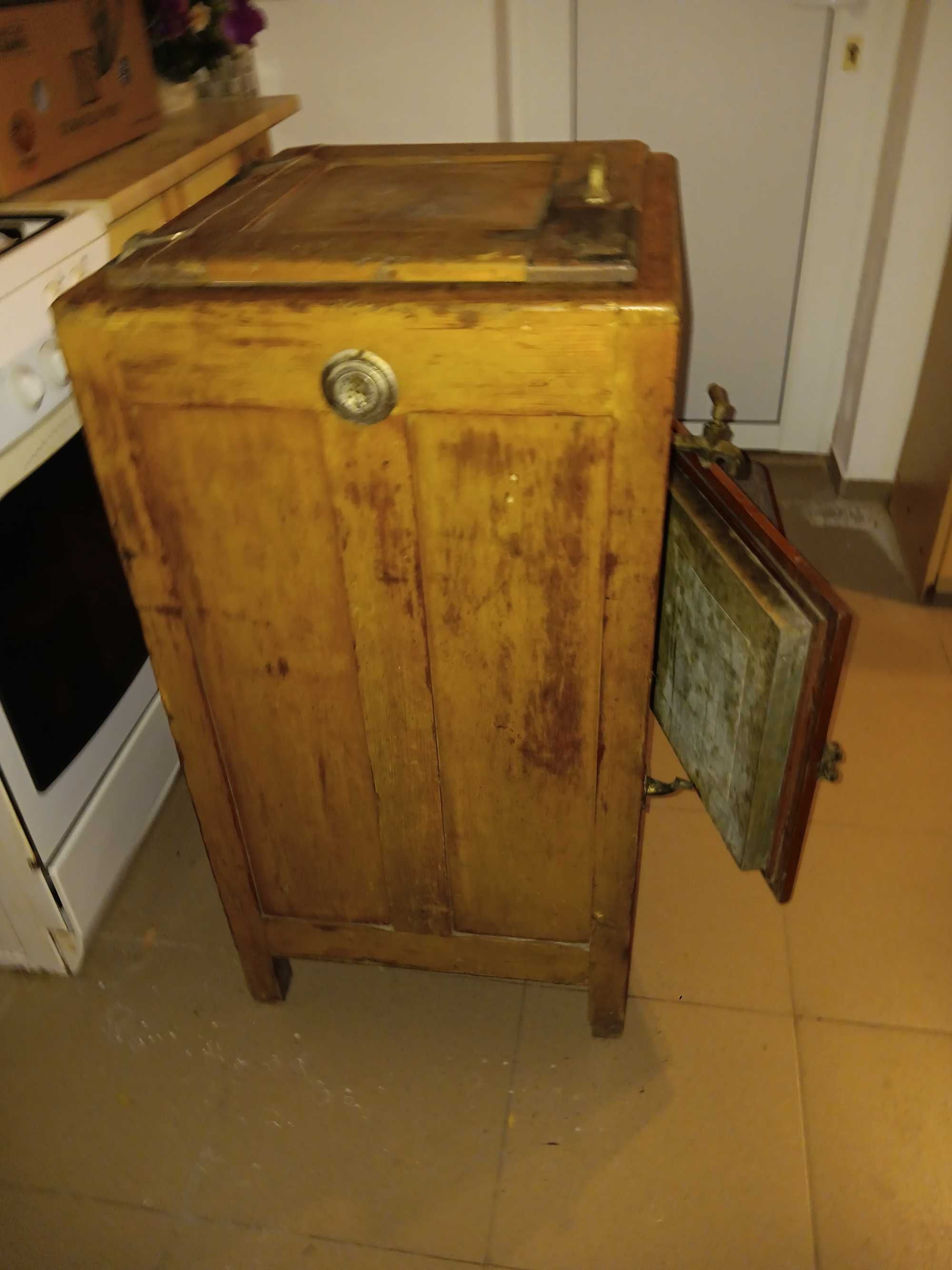 Много стар дървен хладилник