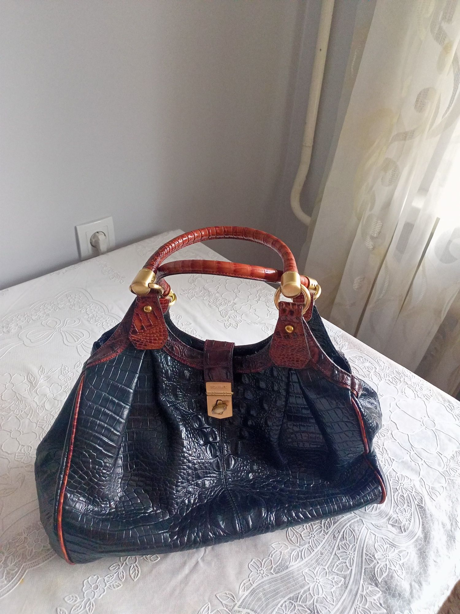 Продаю б/у сумку бренда Brahmin