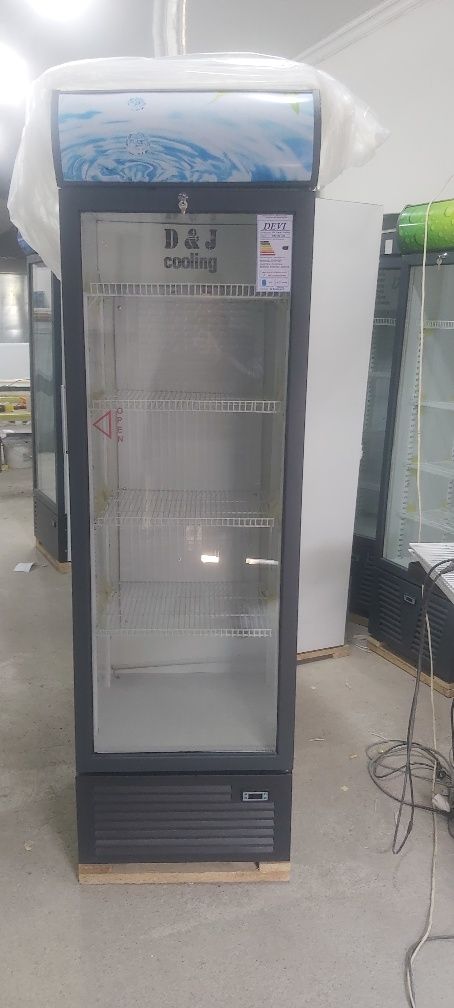 Новые заводской витринные холодильники DEVI HS 380.