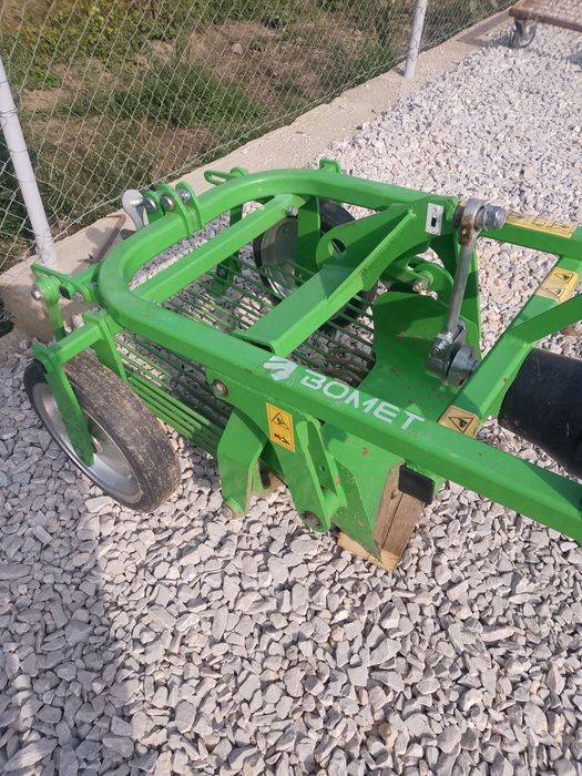 Utilaj de scos cartofi pe un rând