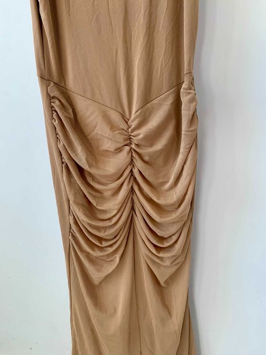 Официална дълга рокля без ръкави в карамелен цвят