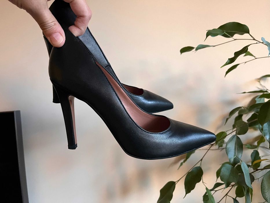 Zee Lane Kожени обувки в черно с остър връх 39