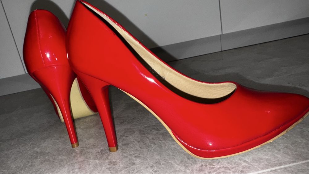 Червени лачени обувки на викок ток, размер 38