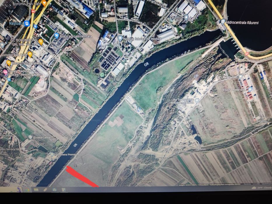 Teren intravilan la 1 km de bulevard pe baraj Raureni  Budesti  Valcea