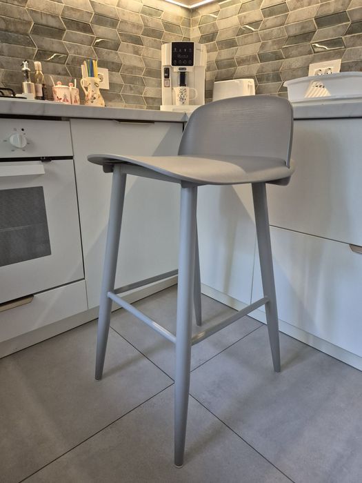 Vând 2 scaune  de bar