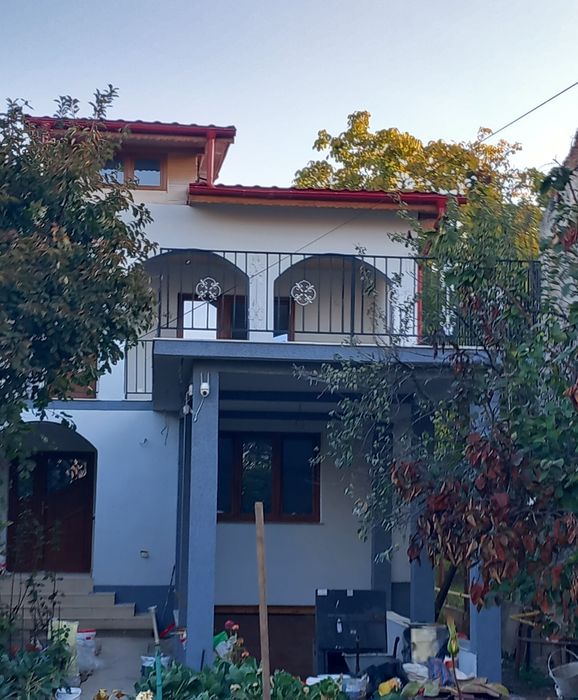 Inchiriez casa central