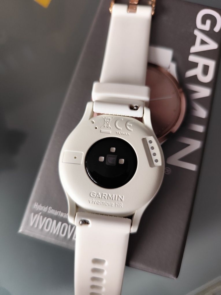 Смарт часовник хибрид Garmin Vivomive HR