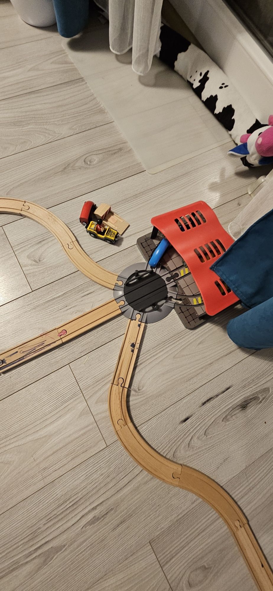 Sine de tren din lemn cu gara + tren