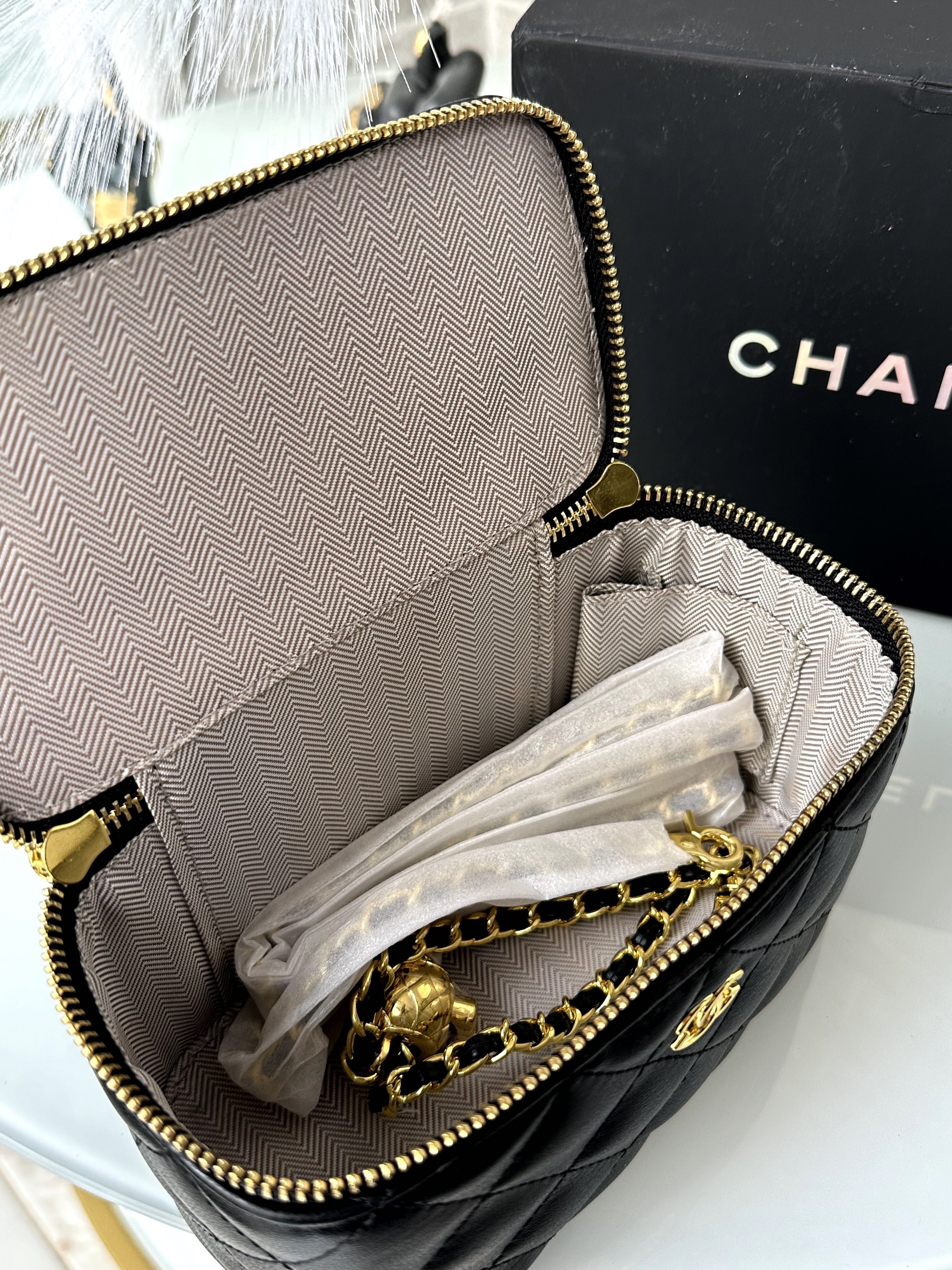 Продавам нова чанта Chanel.