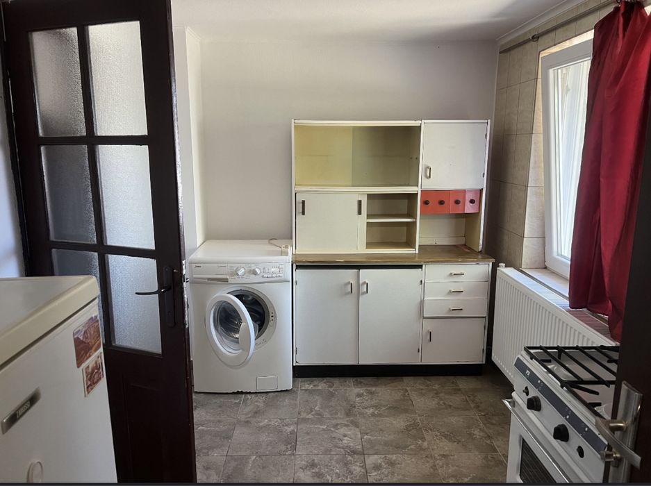 Inchiriez camera cu bucatarie si baie