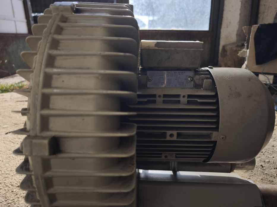 Produsul din imagine este o pompă de vid/suflantă cu canal lateral