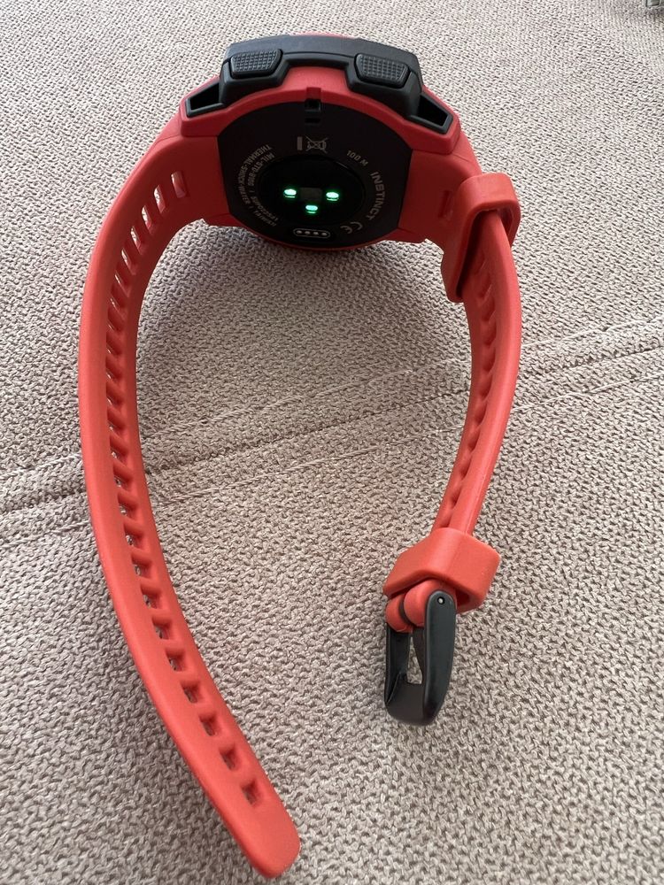 Смарт часовник Garmin Instinct Flamed Red с температурен сензор