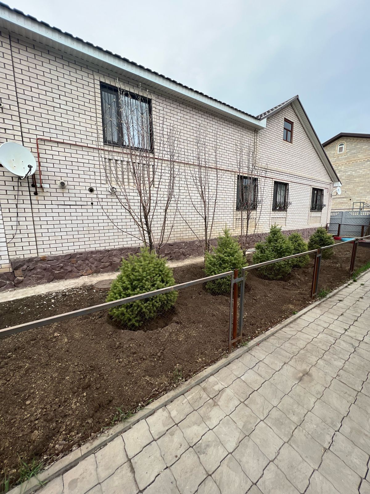 Продам дом два уровня 12 мкр Б. Центральная улица