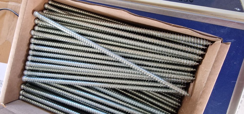 Suruburi fixare cadre, tamplarie ,tocuri, uși, geamuri, ferestre