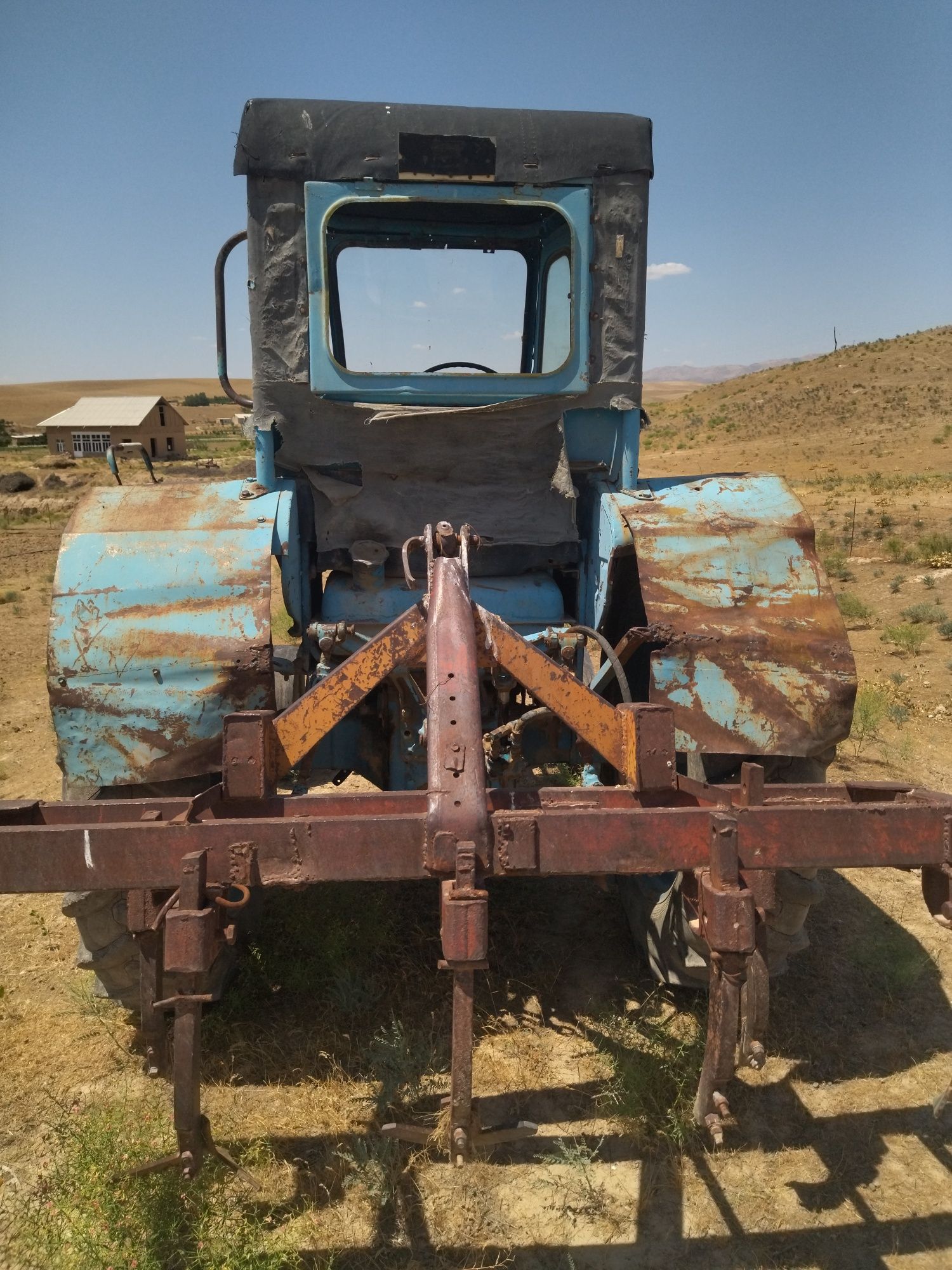 T 28 traktor sotiladi holati yaxshi ishlab turgan texnika