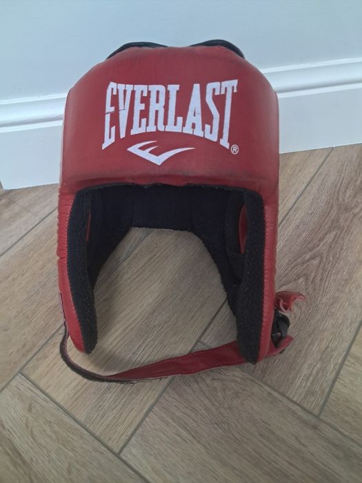 Красный боксёрский шлем