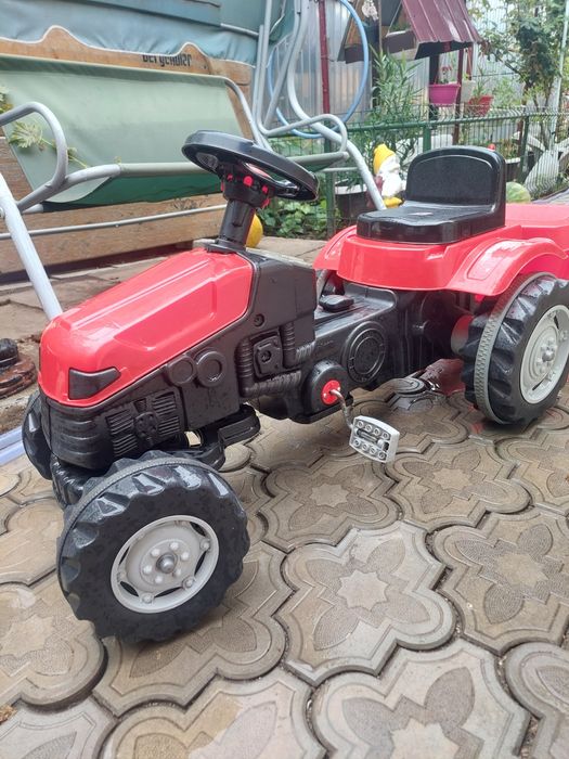 Vând tractor copii cu remorca
