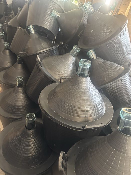 Damigeană din sticlă 54 L , cu coș din plastic .