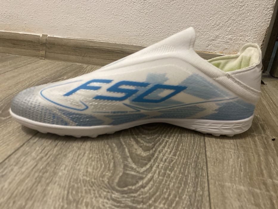 Vand ghete de fotbal de sinteic marimea 45 ca noi