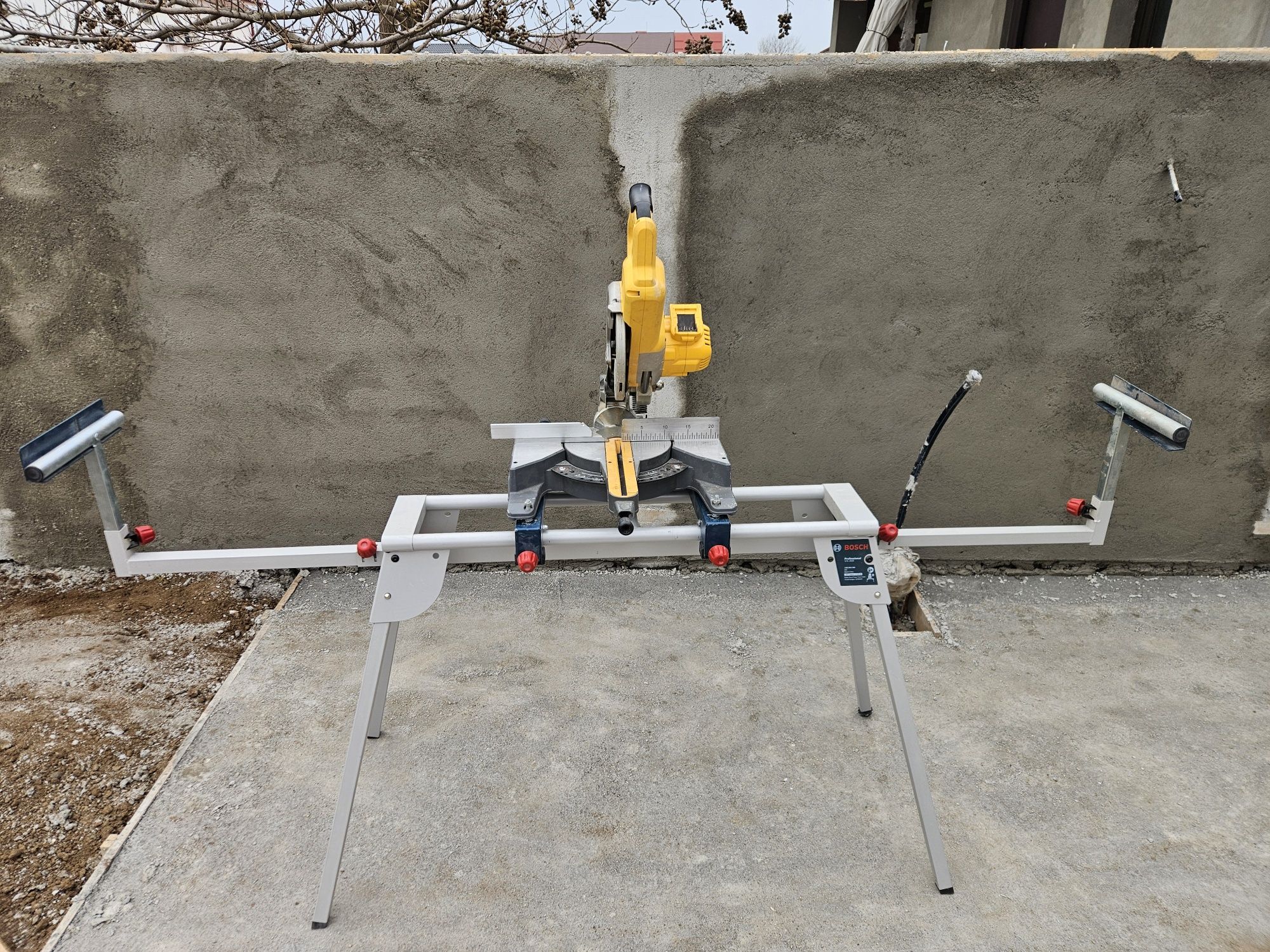 Fierastrau circular dewalt dcs777 cu masa bosch professional gta2600