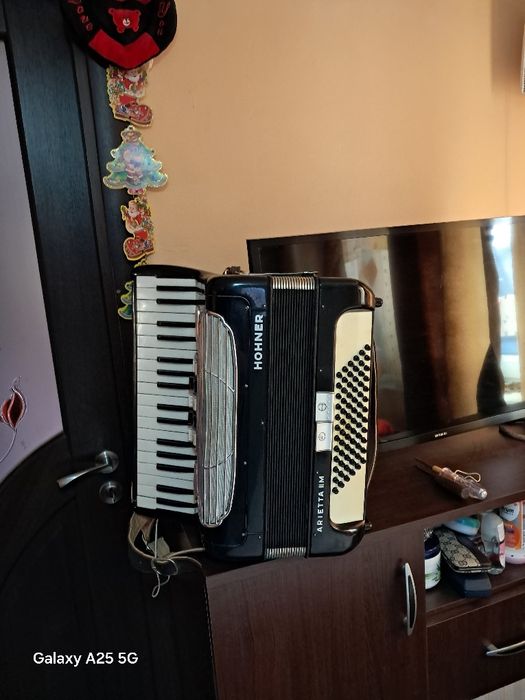 Vând acordeon Hohner Arrieta ll preț 1300 lei are compresie bună il va