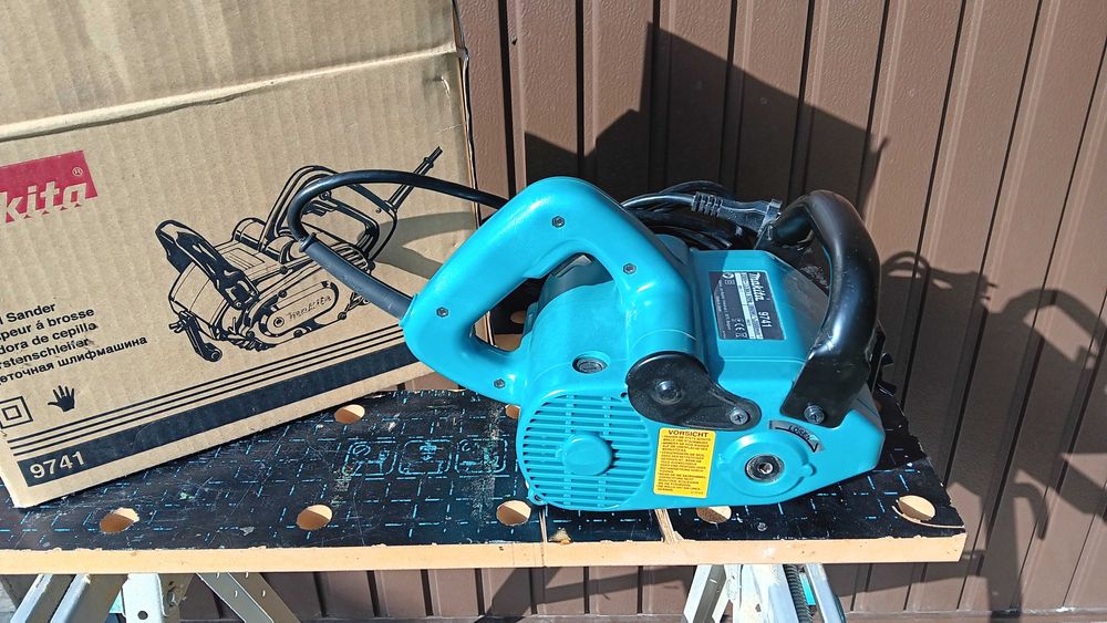 MAKITA 9741 Masina de slefuit cu perie 860W, 100x120mm NOU!