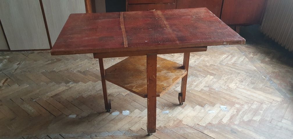 Дървена маса на колелца