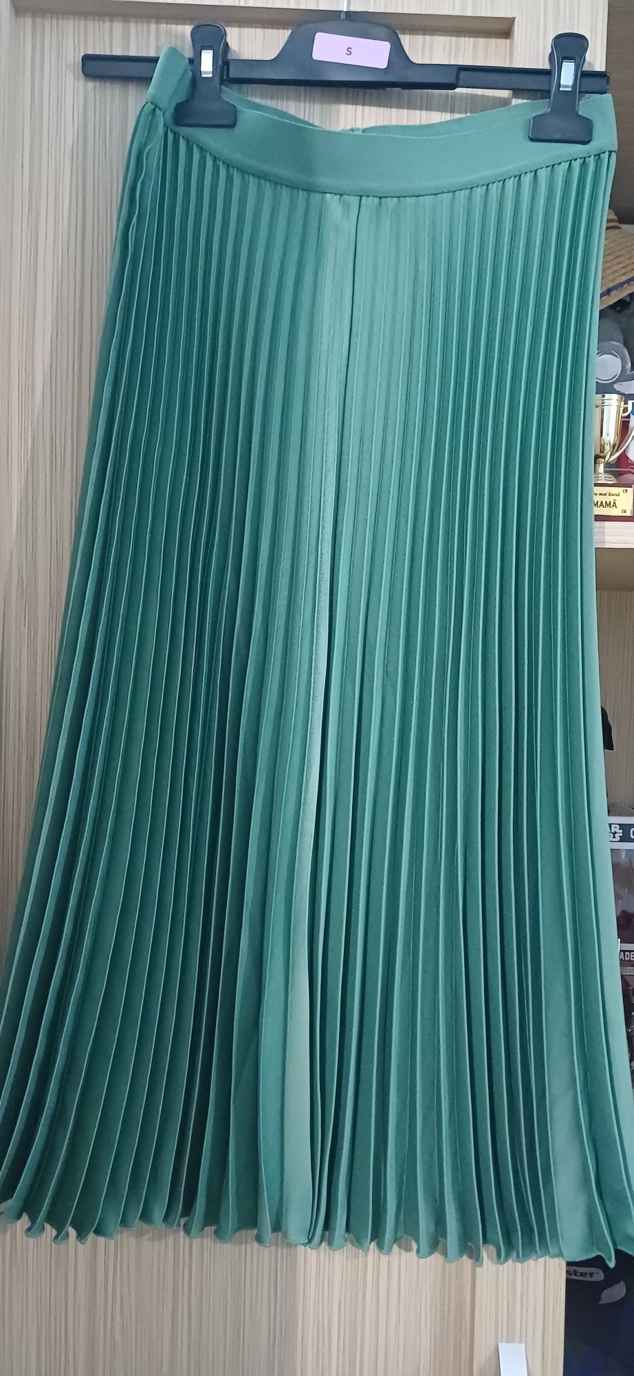 Vând fusta dama verde,material foarte ușor și plăcut ,aproape noua