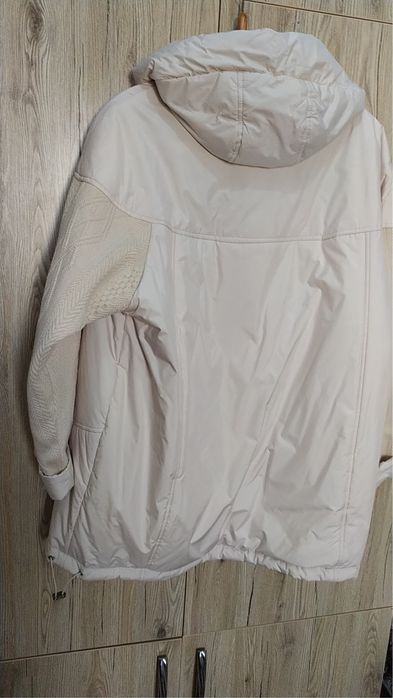 Продается женская куртка с рукавами вязанка