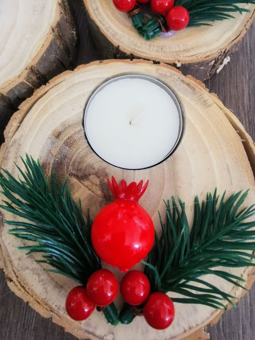 Коледни свещи с дървена подложка