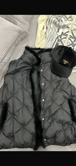 Безрукавка черная наполн гусиный пух  бейсболка прада