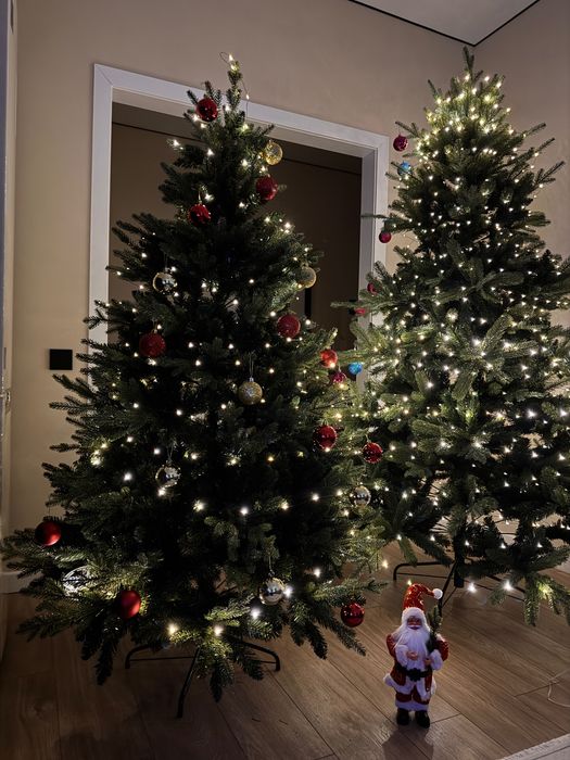 Елка новогодняя с подарком