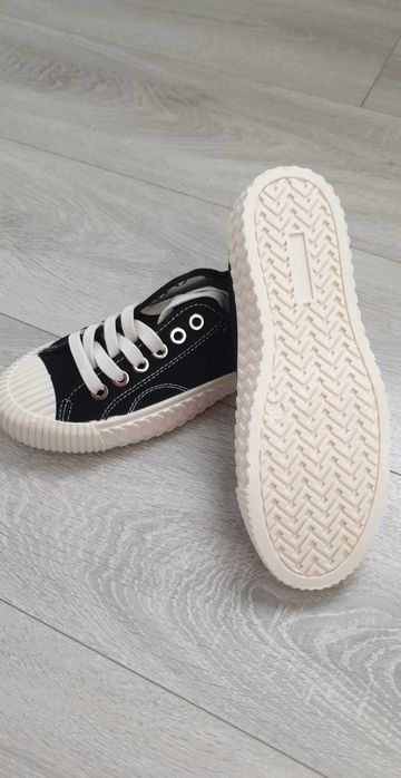 Vând teniși femei mărimea 39