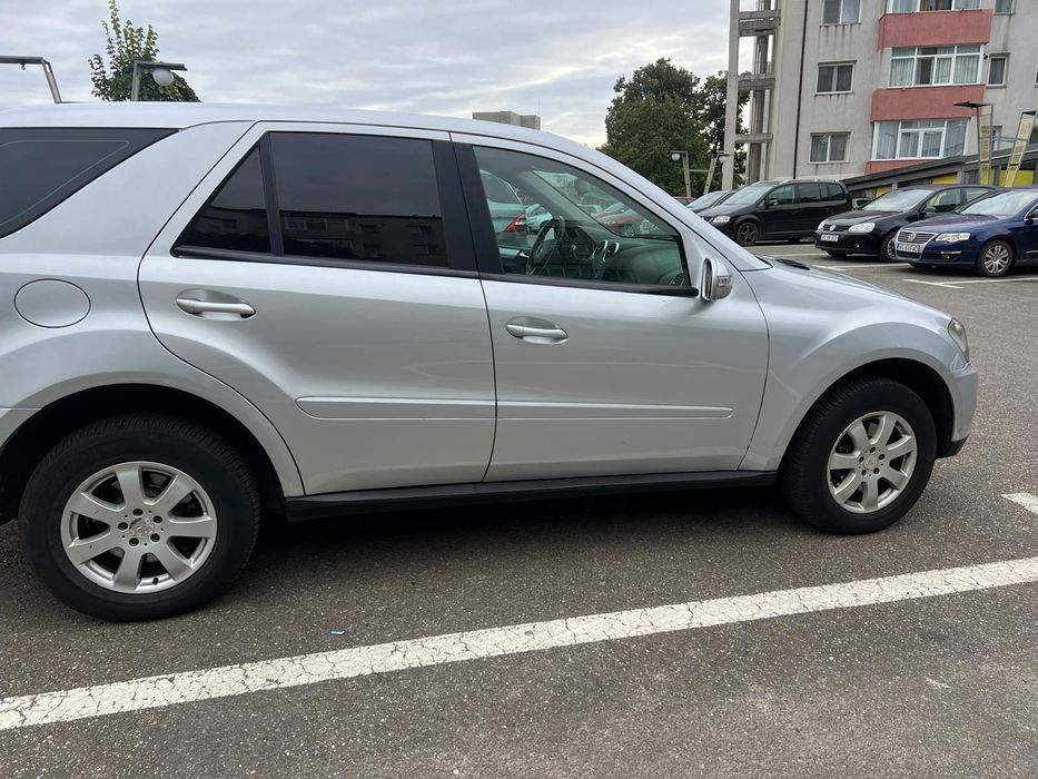 Vând Mercedes ML